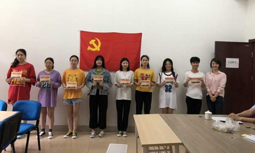 优秀共产党员谢芳老师为学生颁发党课结业证书_副本.jpg
