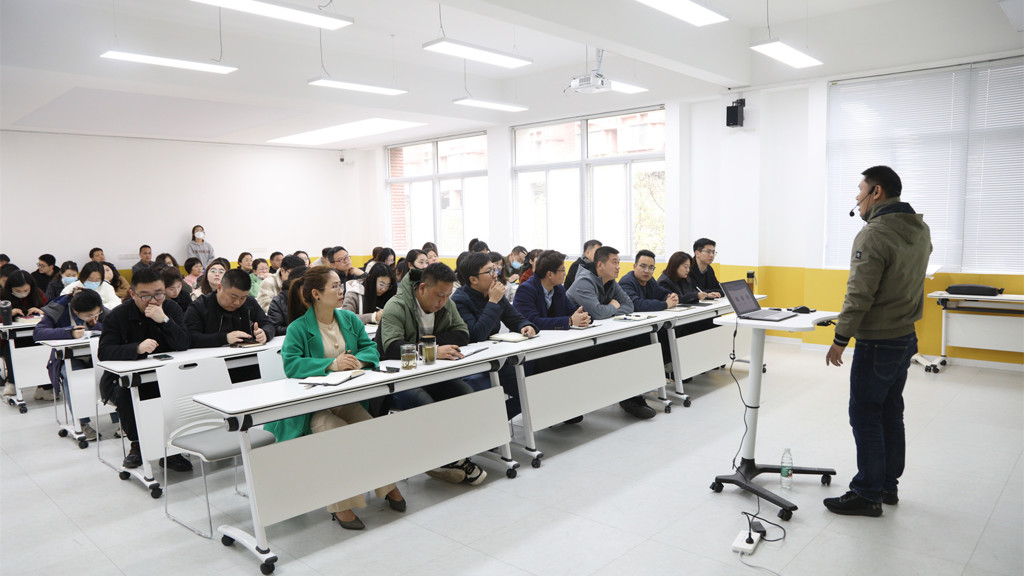 betway必威召开学工人员突发安全事件应急处置专题培训会
