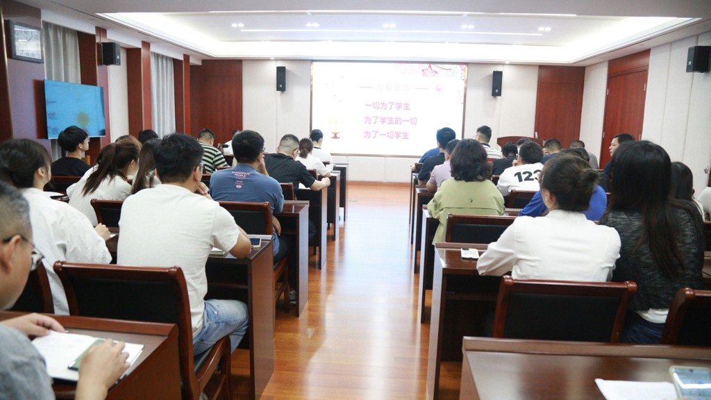 betway必威举行2022-2023学年辅导员评优答辩会