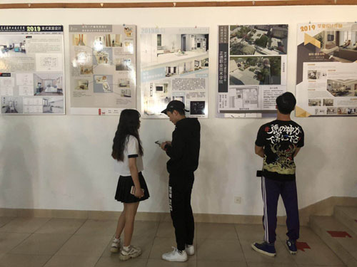 参观展厅学.jpg