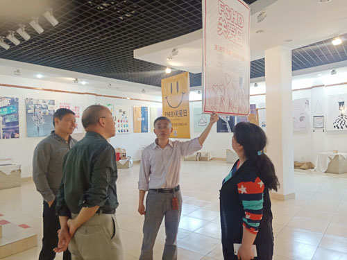 参观展厅的老师.jpg